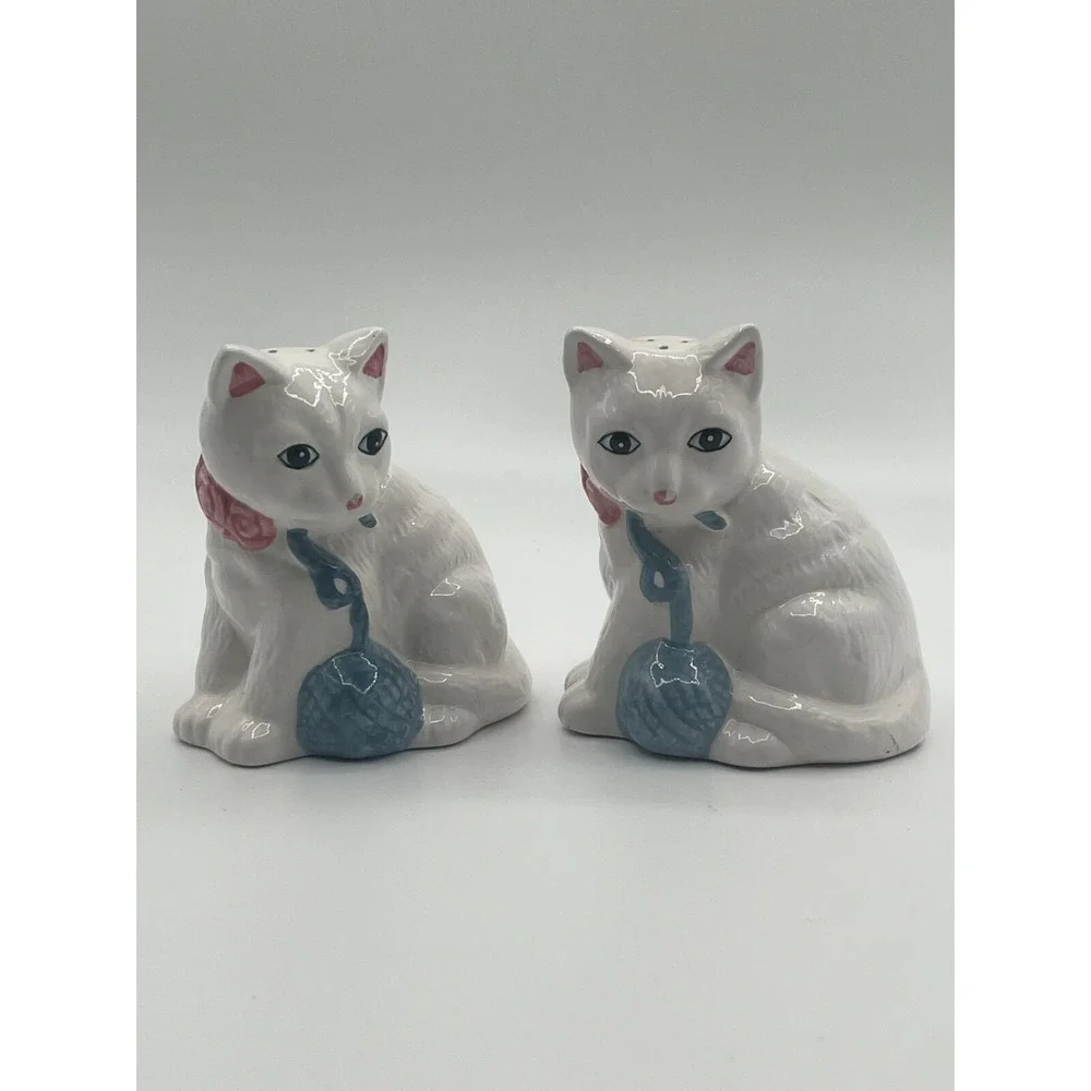 Vintage Korean Cats Salt and Pepper Shaker. Hand Painted
